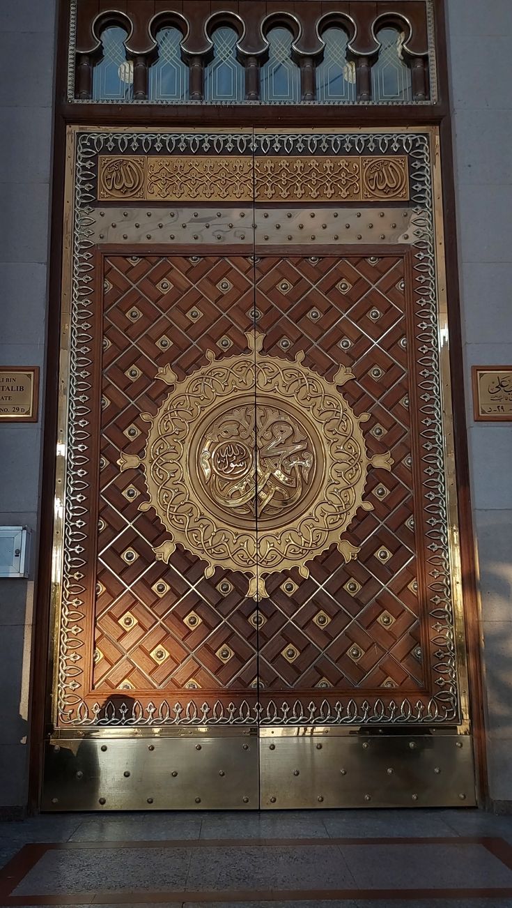 cc174b3f7bef5fd8cd156abdfec72974 Pintu Masjid Nabawi Kayu Jati – Desain Mewah Ukiran Jepara - Image 1